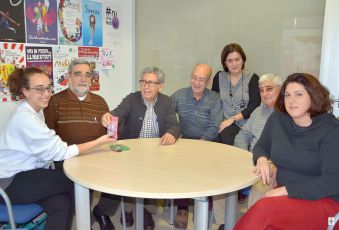 Representants del col·lectiu de la gent gran van lliurar els beneficis a la Creu Roja