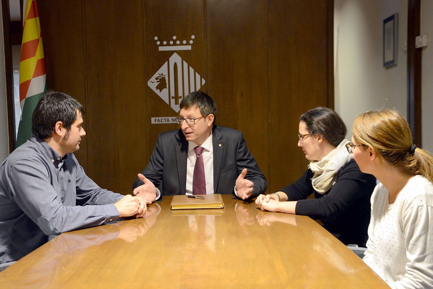 Un moment de la visita del Conseller a l'Ajuntament de Cerdanyola del Vallès