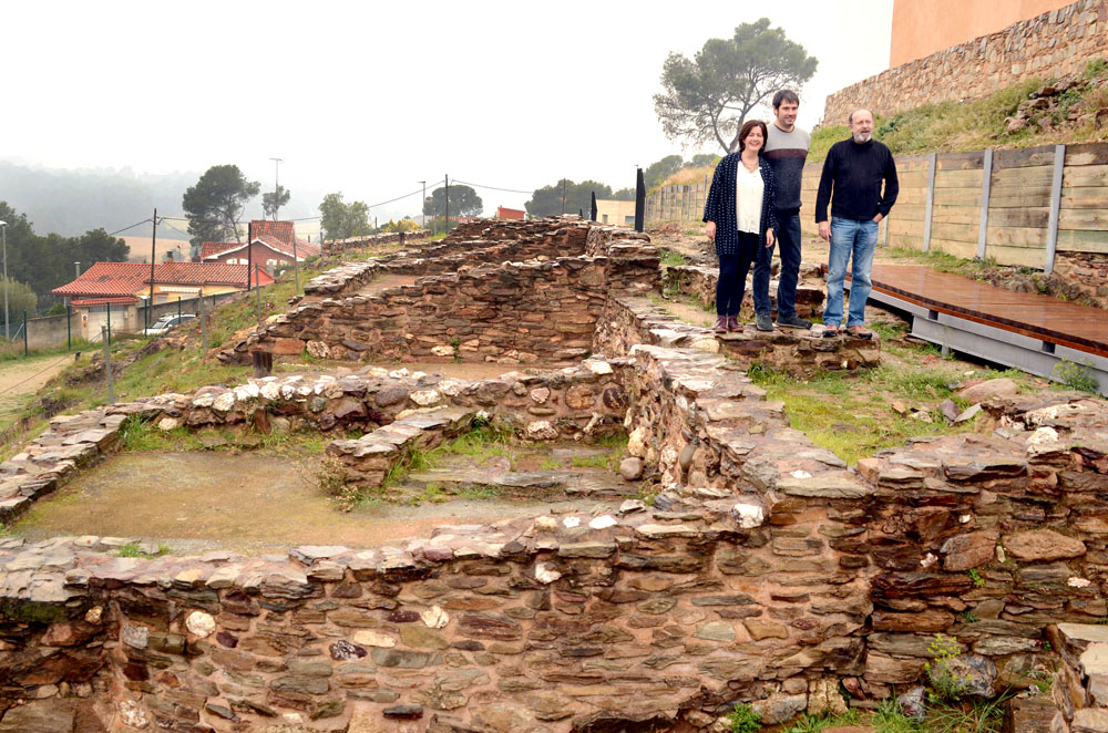 L'alcalde Carles Escola, la regidora de Cultura Elvi Vila i el director del Museu i Poblat de ca n'Oliver, fotografiats al jaciment