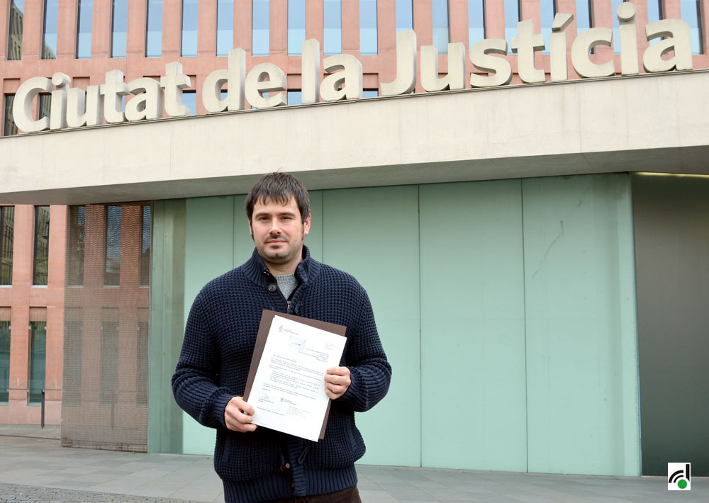 L'Alcalde Carles Escolà fotografiat a les portes de la Ciutat de la Justícia