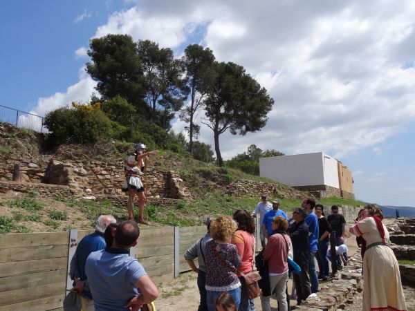 El Bilos i la Betinin durant una visita guiada al Poblat Ibèric de Ca n'Oliver