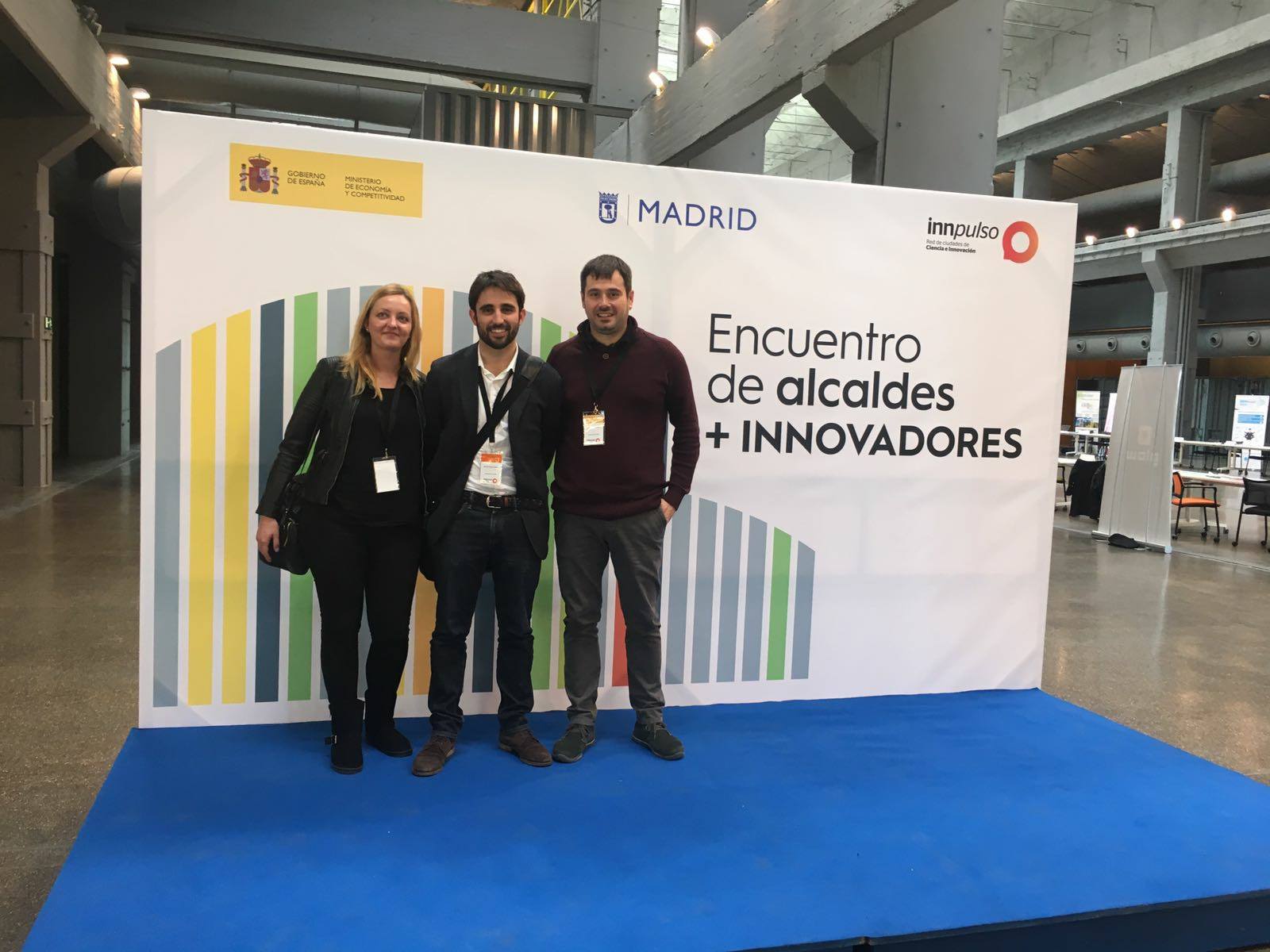 L'alcalde Carles Escolà, la regidora de Promoció Econòmica Contxi Haro i l'emprenedor Baltasar López