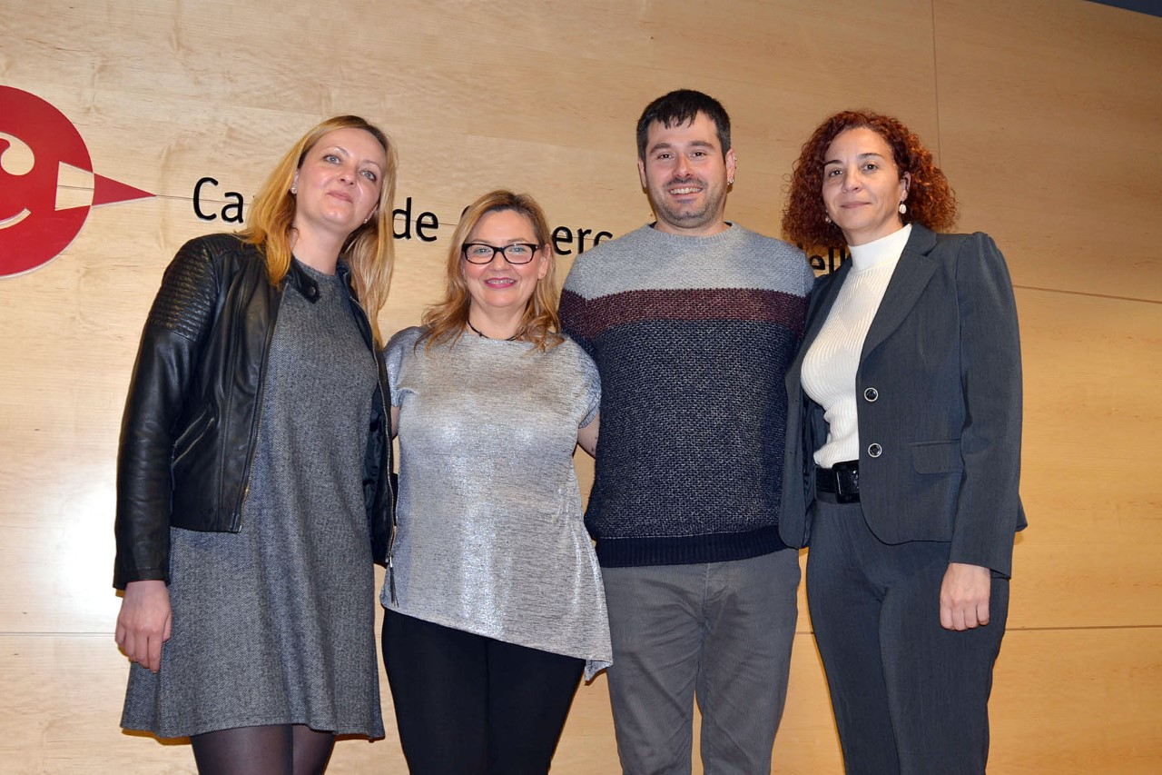 Un moment de l'acte de lliurament del premi a la propietària de Dandara Cerdanyola