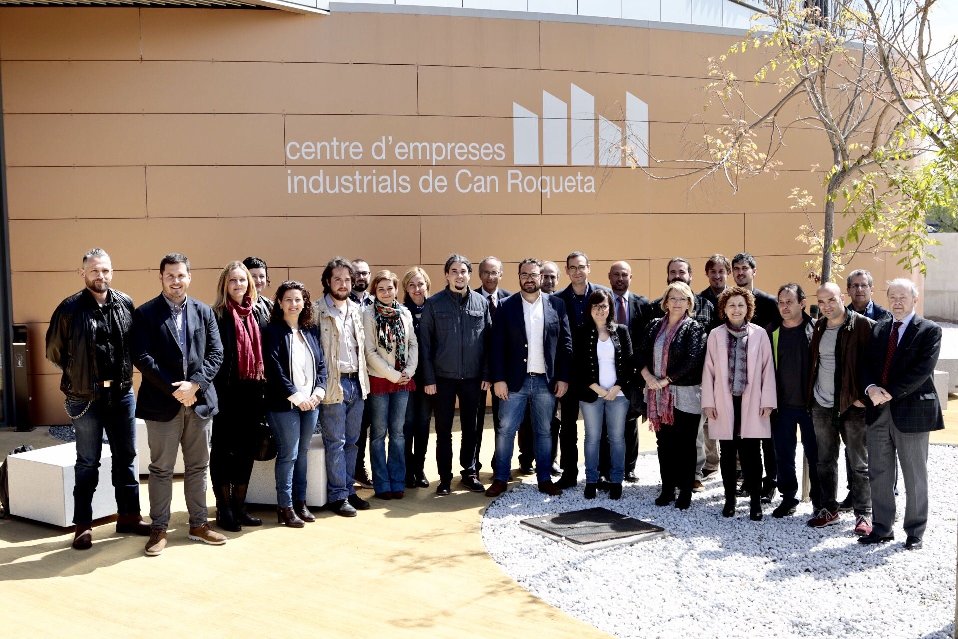 Foto de família de les persones que han formalitzat l'aliança municipal