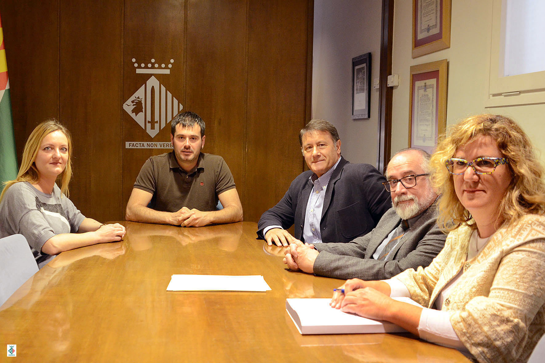 Un moment de la recepció oferta per l'alcalde al president de la Federació Catalana d'Handbol
