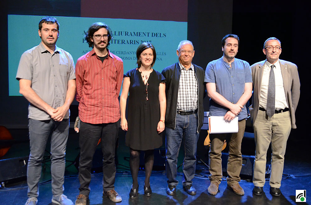 Foto dels guanyadors amb les autoritats presents a l'acte