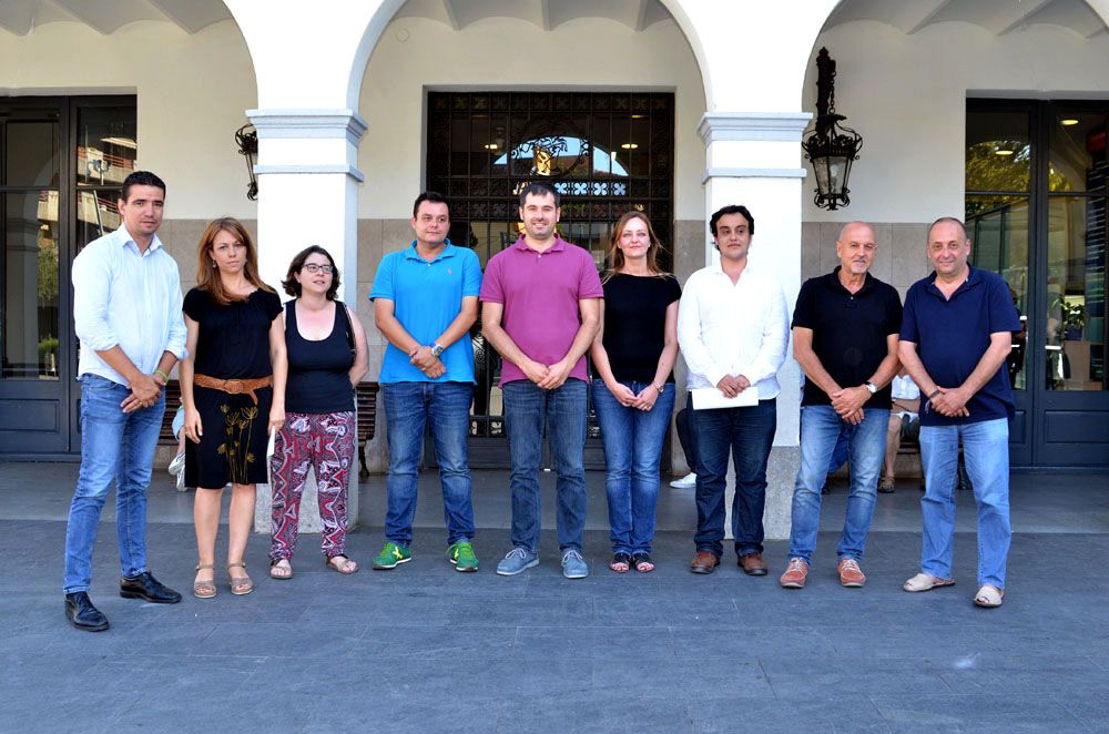 L'alcalde i els representants de tots els grups municipals presents al consistori es fotografiaren junts per a mostrar el suport unànim a la solució per Guiera
