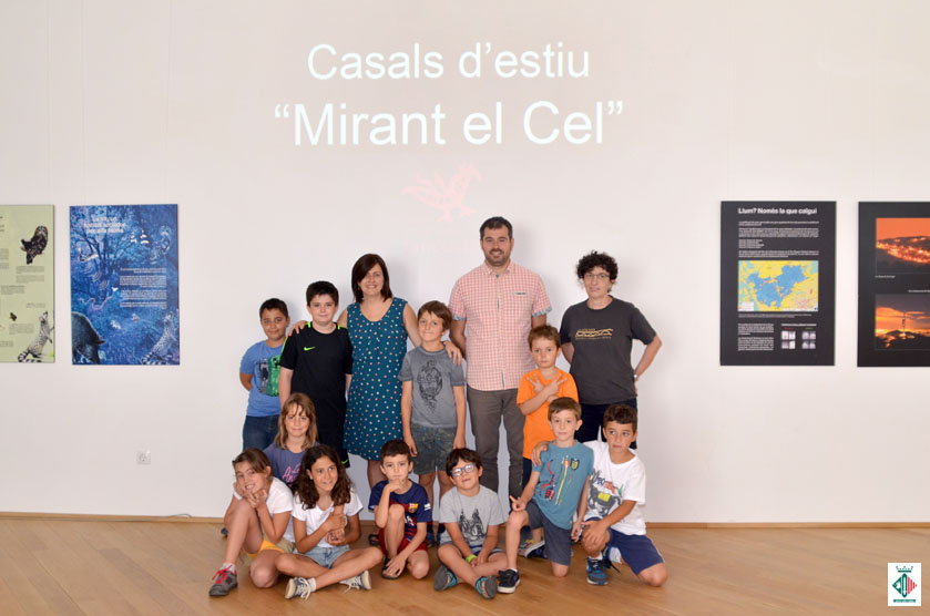 Foto de grup dels infants amb l'alcalde i la regidora de Cultura Foto de grup dels infants amb l'alcalde i la regidora de Cultura