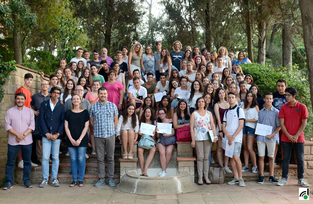 Foto de família de l'alumnat i persones participants a l'acte