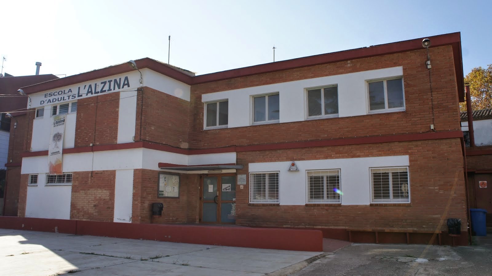 L'Escola d'Adulta L'Alzina es troba al carrer del Romaní, 5