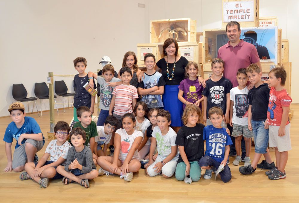 Els infants fotografiats amb l'alcalde, Carles Escolà, i la regidora de Cultura, Elvi Vila