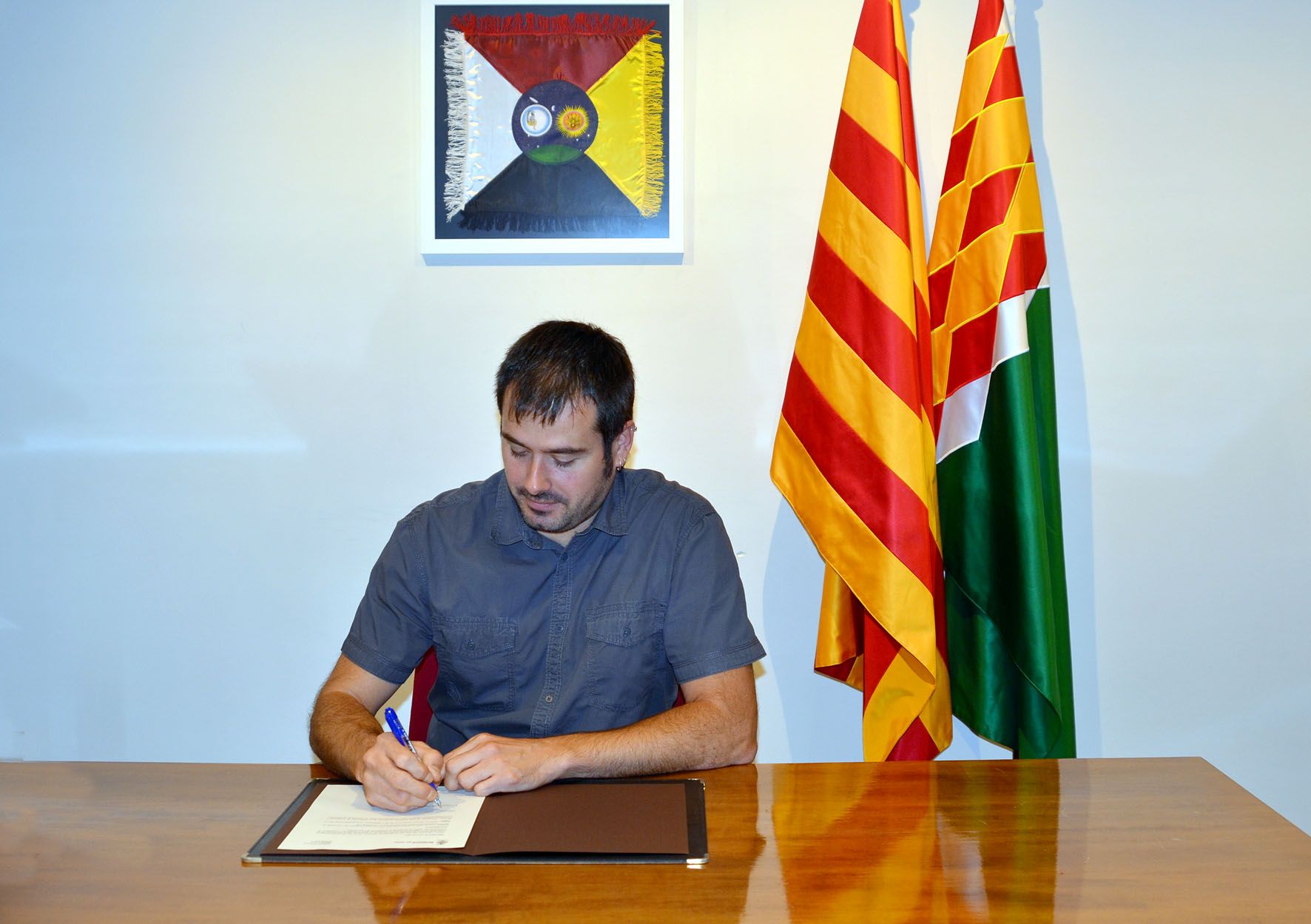 L'alcalde Carles Escolà signant el decret