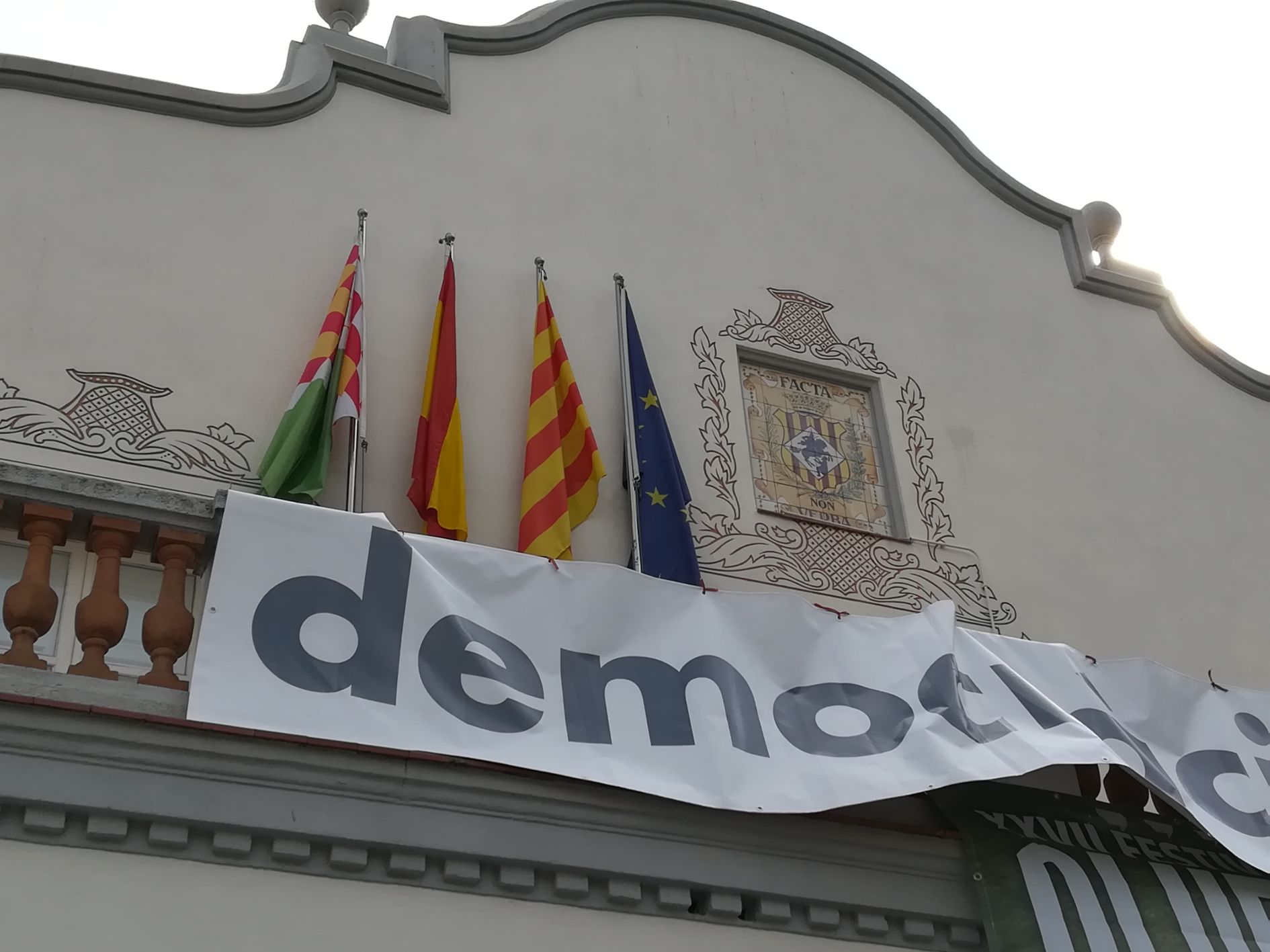 Façana de l'Ajuntament de Cerdanyola del Vallès