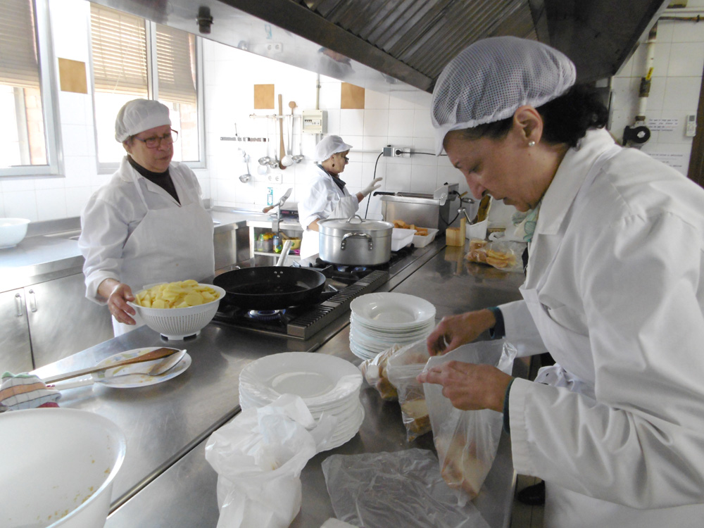 Persones voluntàries treballant al menjador social