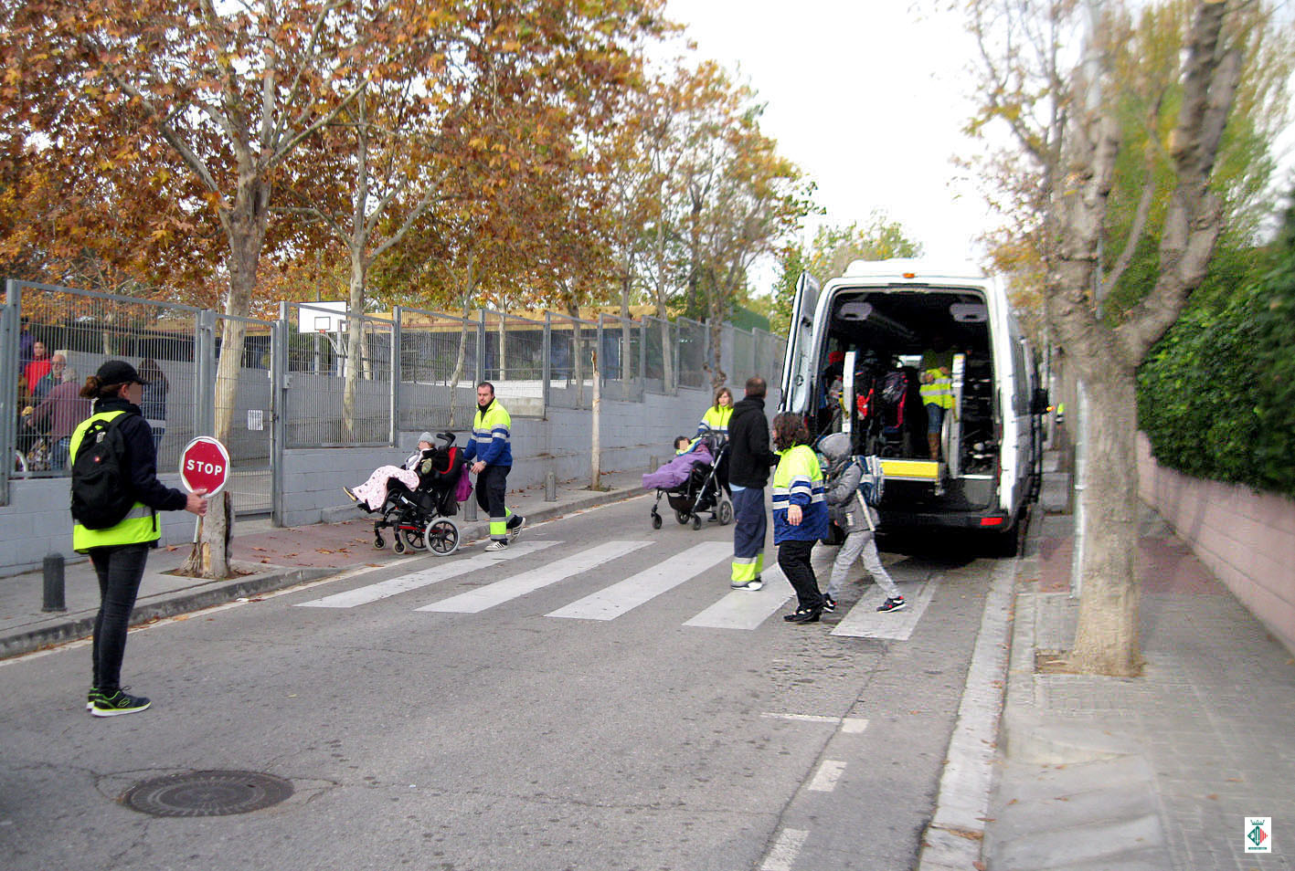 Una de les tasques dels agents cívics és l'acompanyament d’infants a les sortides de les escoles