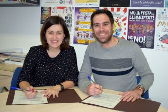 Elvi Vila i Juan José Martín en el moment de signar el conveni