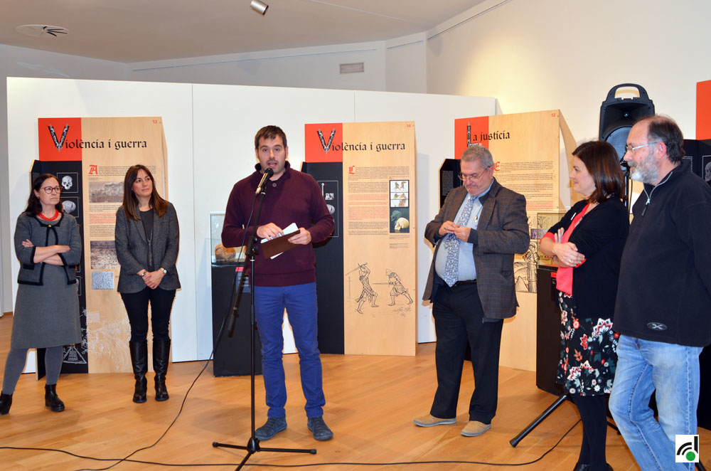 Un moment de l'acte d'inauguració amb l'Alcalde dirigint unes paraules a les persones presents