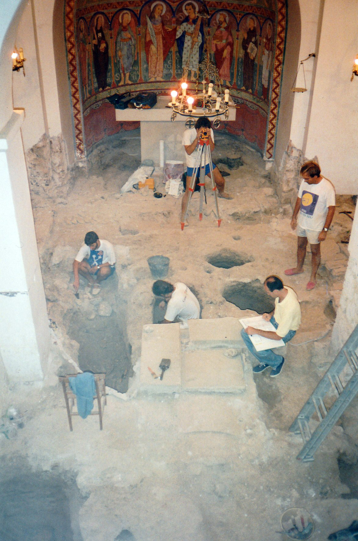 Fotografia de les excavacions de 1995 a l'església de Sant Iscle
