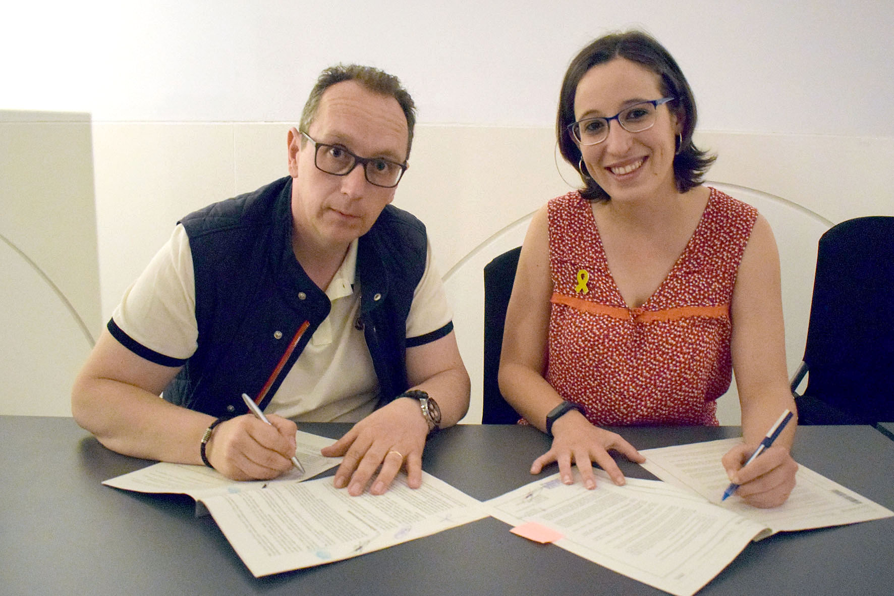 Felipe López i Laura Benseny firmant el conveni de col·laboració