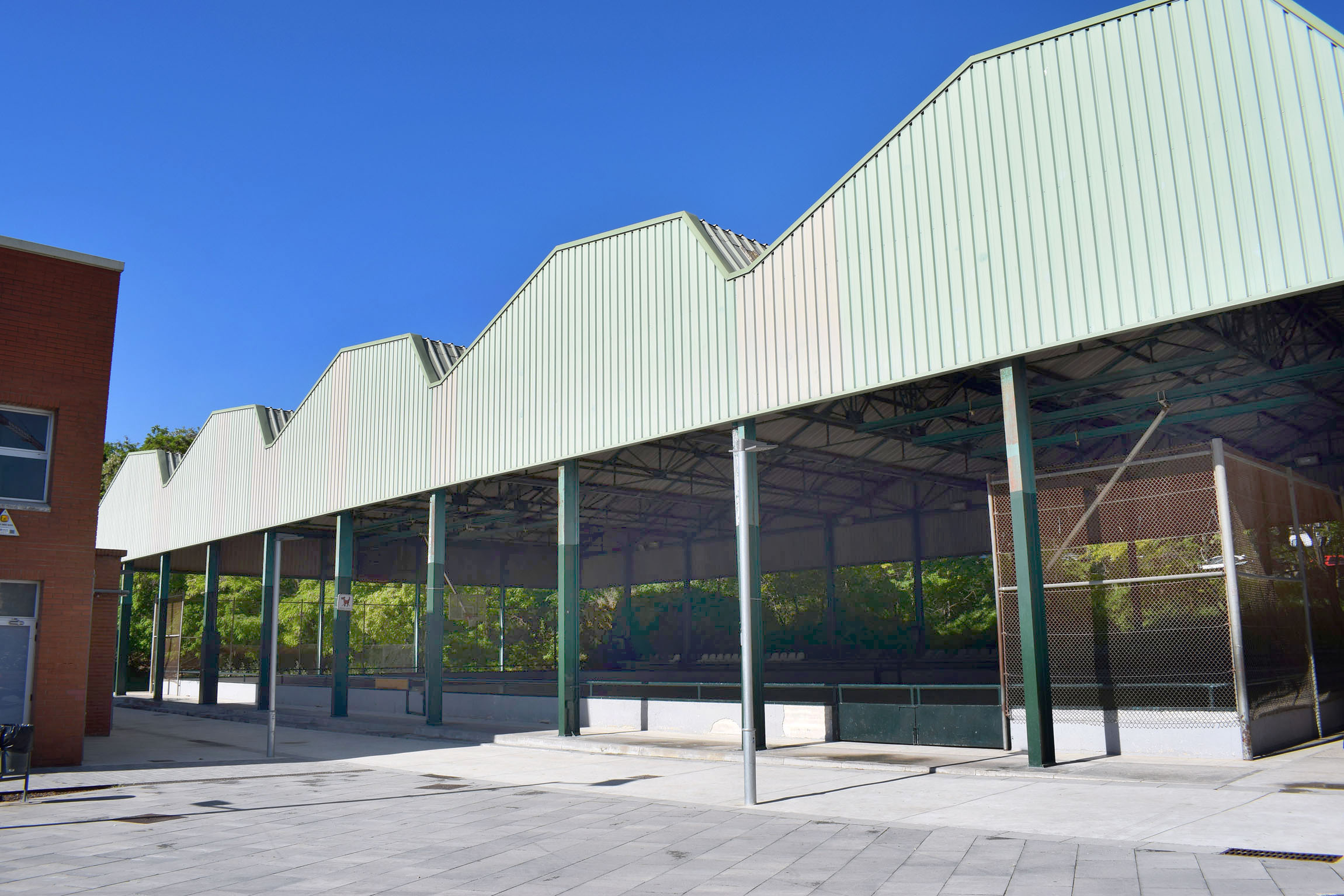 Imatge exterior de la pista poliesportiva de La Boina