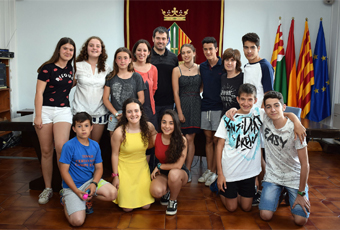 Foto de la recepció del grup de nedadors/es de l'Escola Municipal de Natació de Cerdanyola