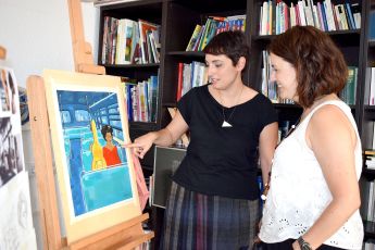 Olga Molina donant explicacions sobre la seva il·lustració a Elvi Vila