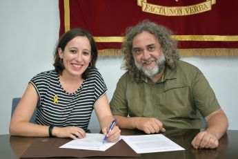 Laura Benseny i Pedro Casas firmant el conveni