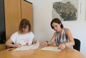 Adela Berbel i Laura Benseny signant el conveni de col·laboració