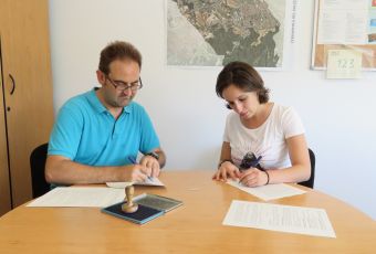 Sergio Muñoz i Laura Benseny en el moment de signar el conveni de col·laboració