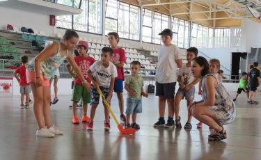 Laura Benseny, esquerra, conversant amb els infants del Poliesportiu de Can Xarau