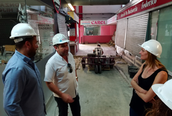 Un moment de la visita d'obres amb tècnics de l'Ajuntament, el cap d'obra i l'alcaldessa accidental, Contxi Haro