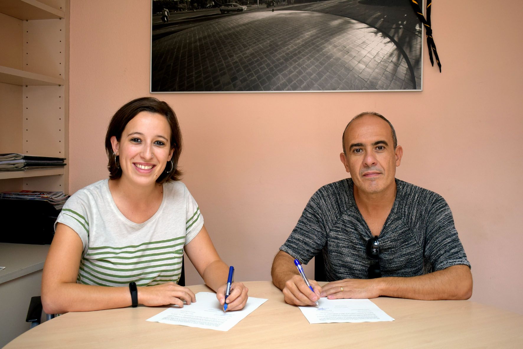 Laura Benseny i Mario Nuñez signant el conveni