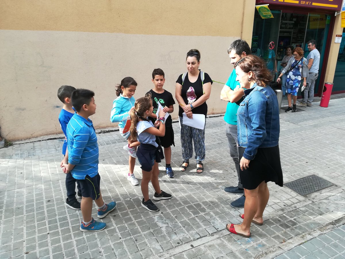 L'alcalde i la regidora d'educació parlen amb els infants que participen a la gimcana
