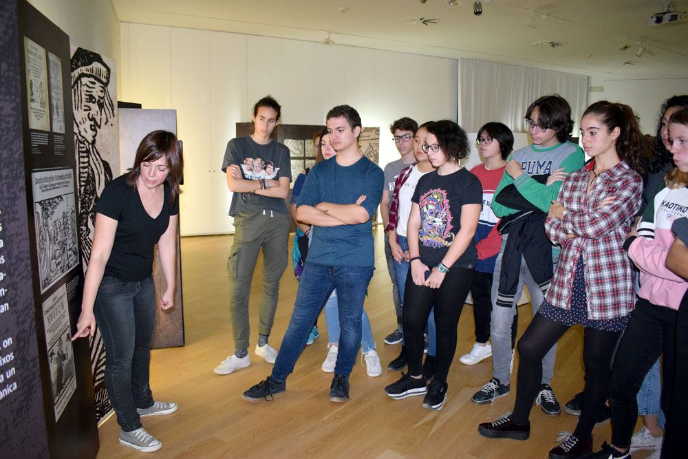 Els joves participants escolten les explicacions de la tècnica del Museu de ca n'Oliver Els joves participants escolten les explicacions de la tècnica del Museu de ca n'Oliver