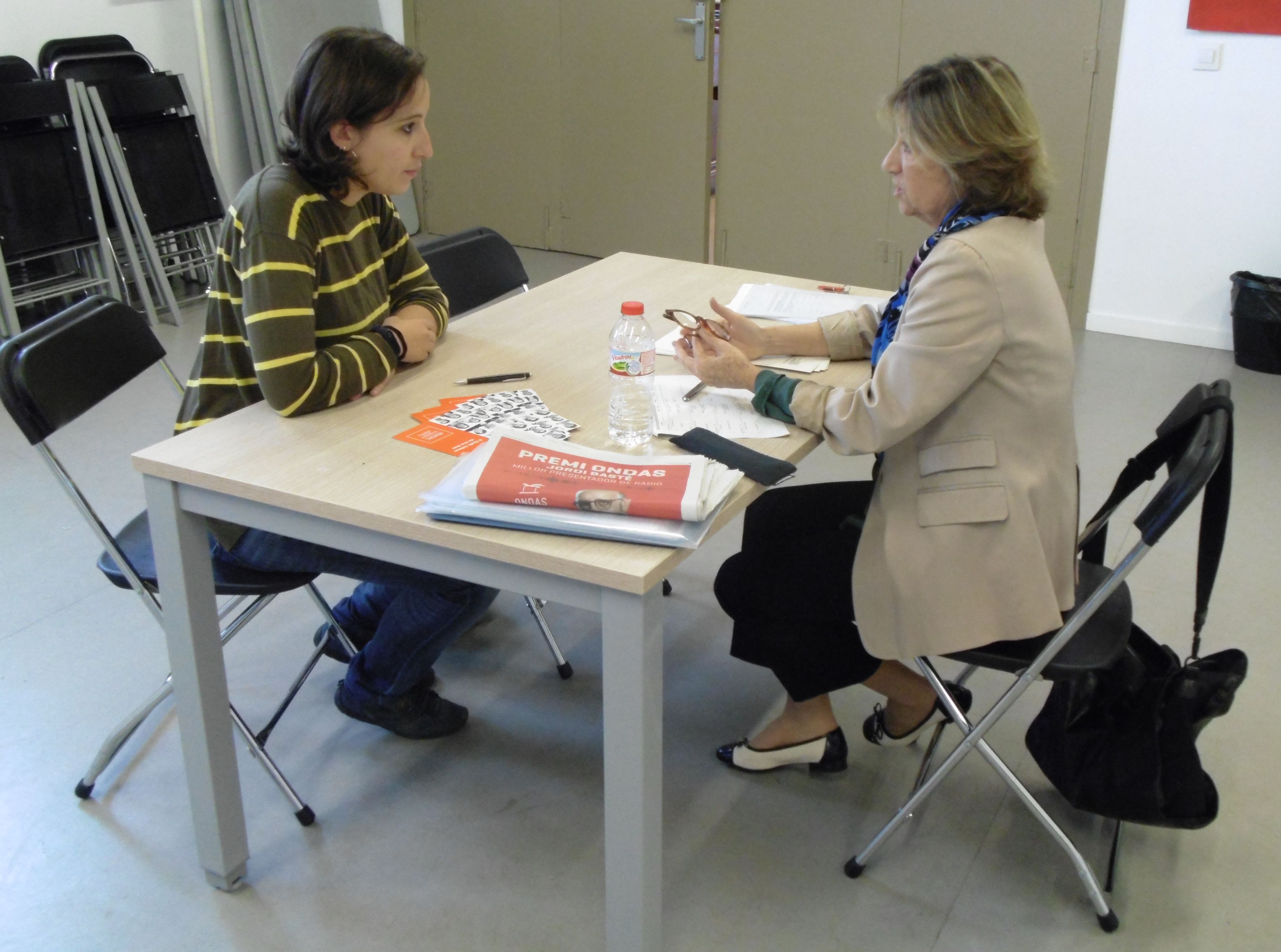 La regidora Laura Benseny conversa amb Maria José Juan-Torres, de l'oficina del Síndic