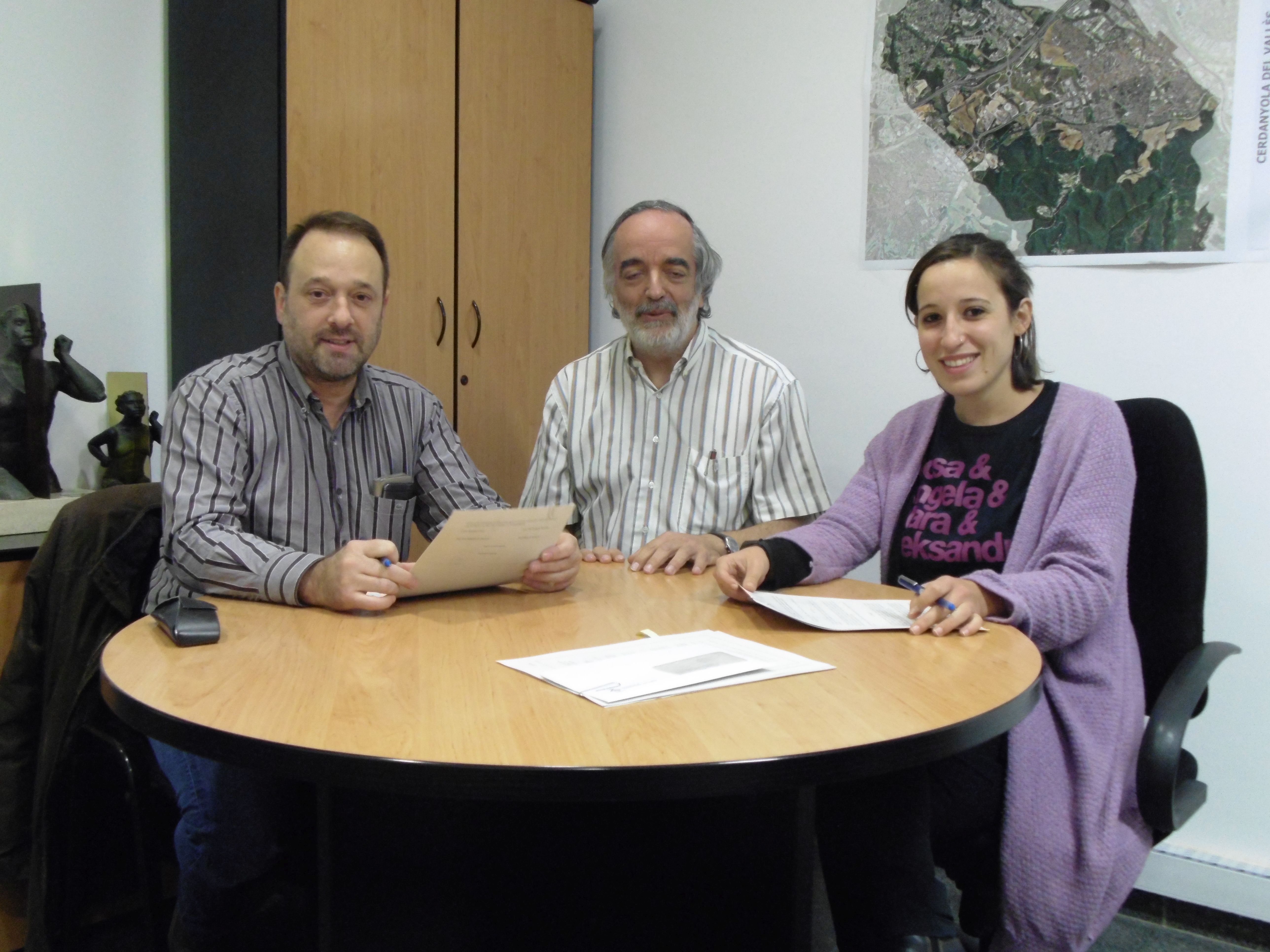 Signatura del conveni. Juanjo Pertegás, president de l'entitat, Francesc Pi, secretari del Club, i Laura Benseny, regidora d'Esports