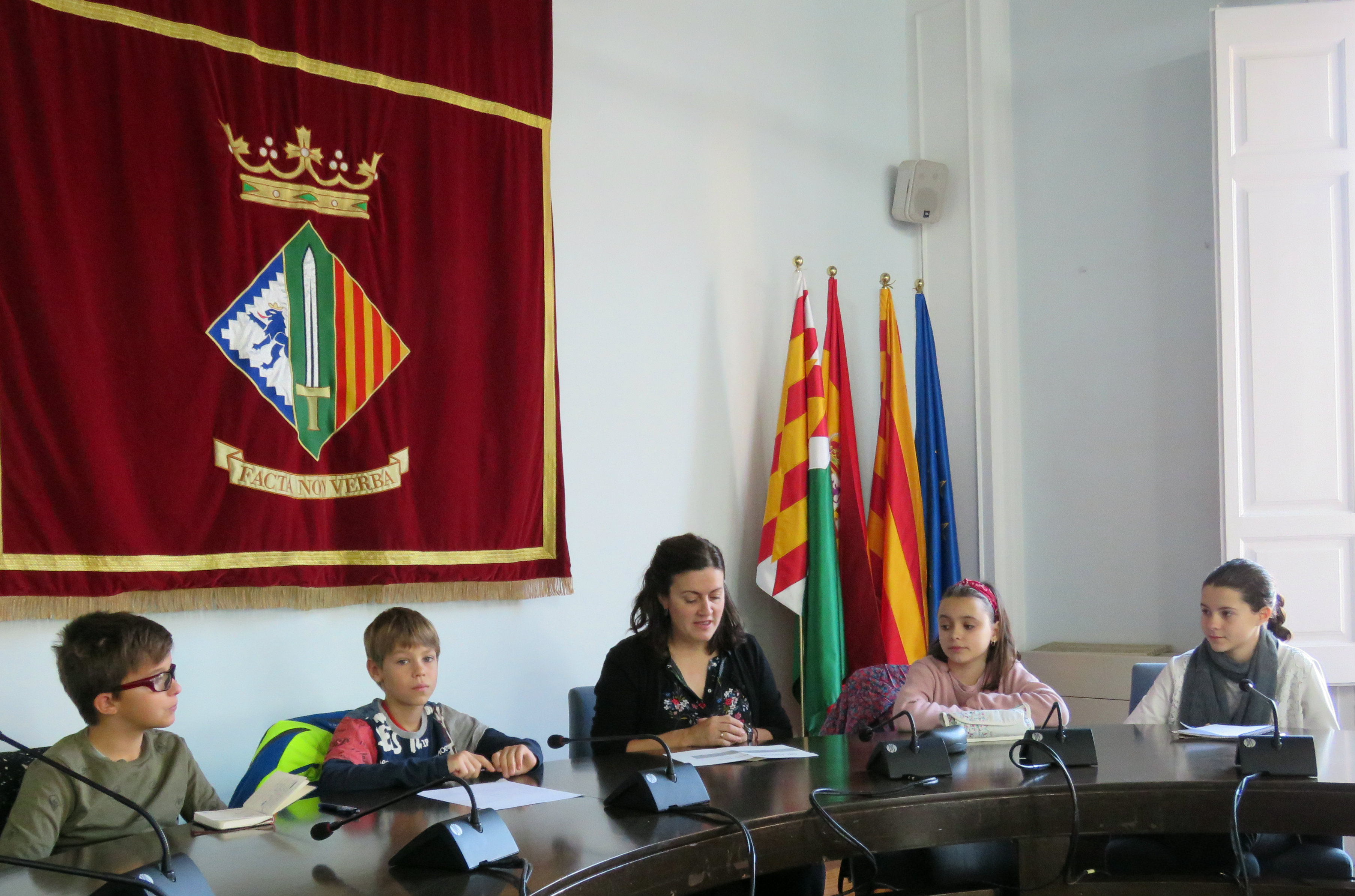 Genís Avalós, Pol Fontseca, Elvi Vila (regidora d'Educació), Emma Cordero i Anna Sánchez