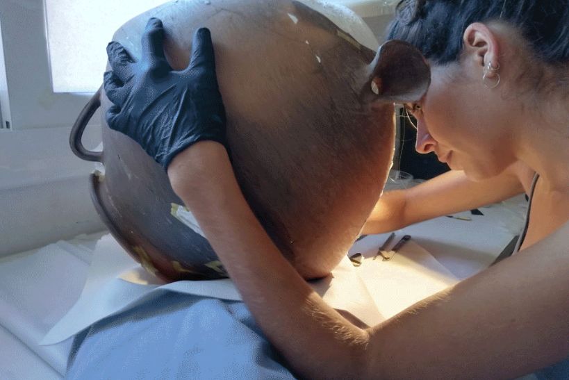 La restauradora Mireia Sabaté fent un treball minuciós de recuperació La restauradora Mireia Sabaté fent un treball minuciós de recuperació