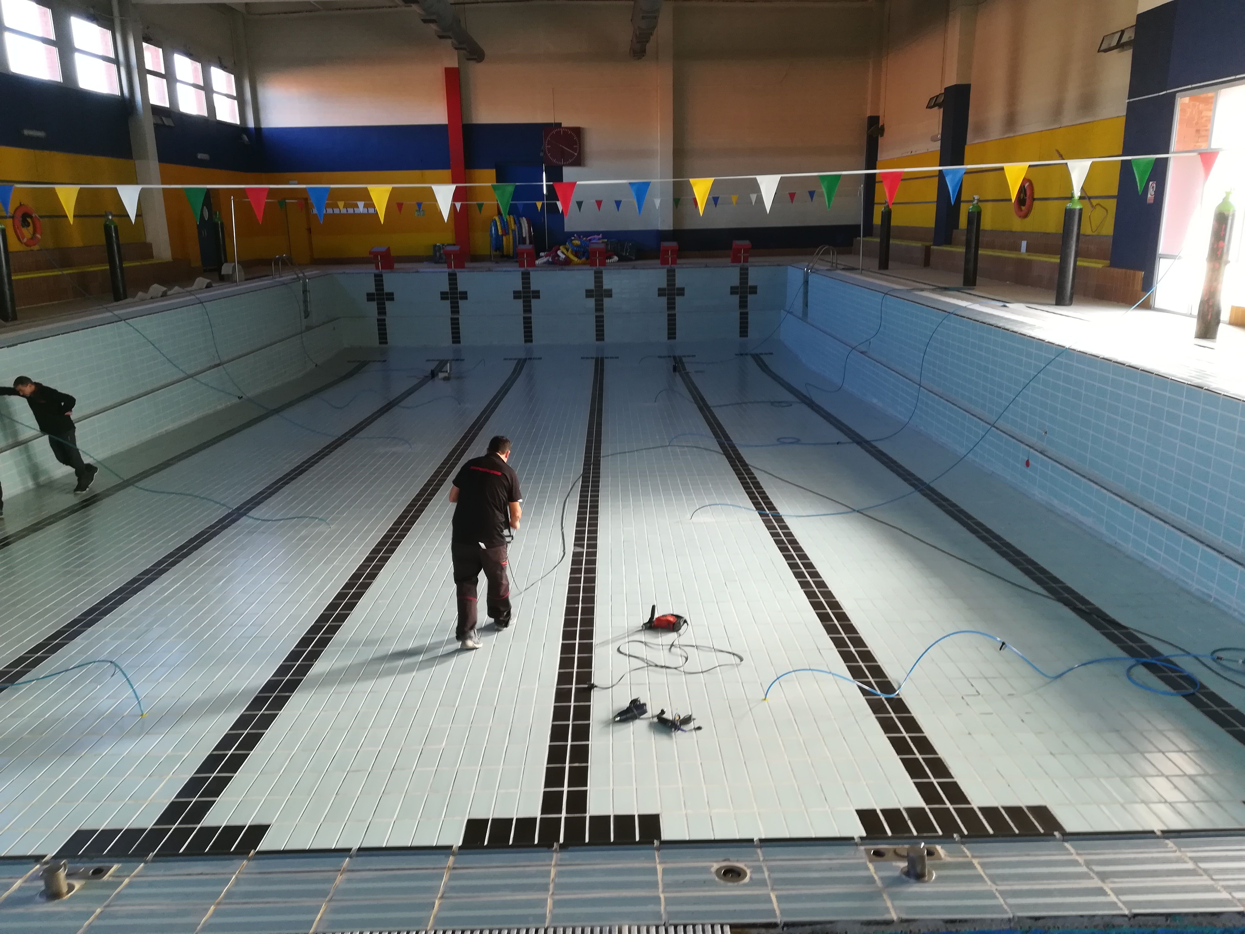 Treballs per detectar la causa de les fuites d'aigua a les piscines