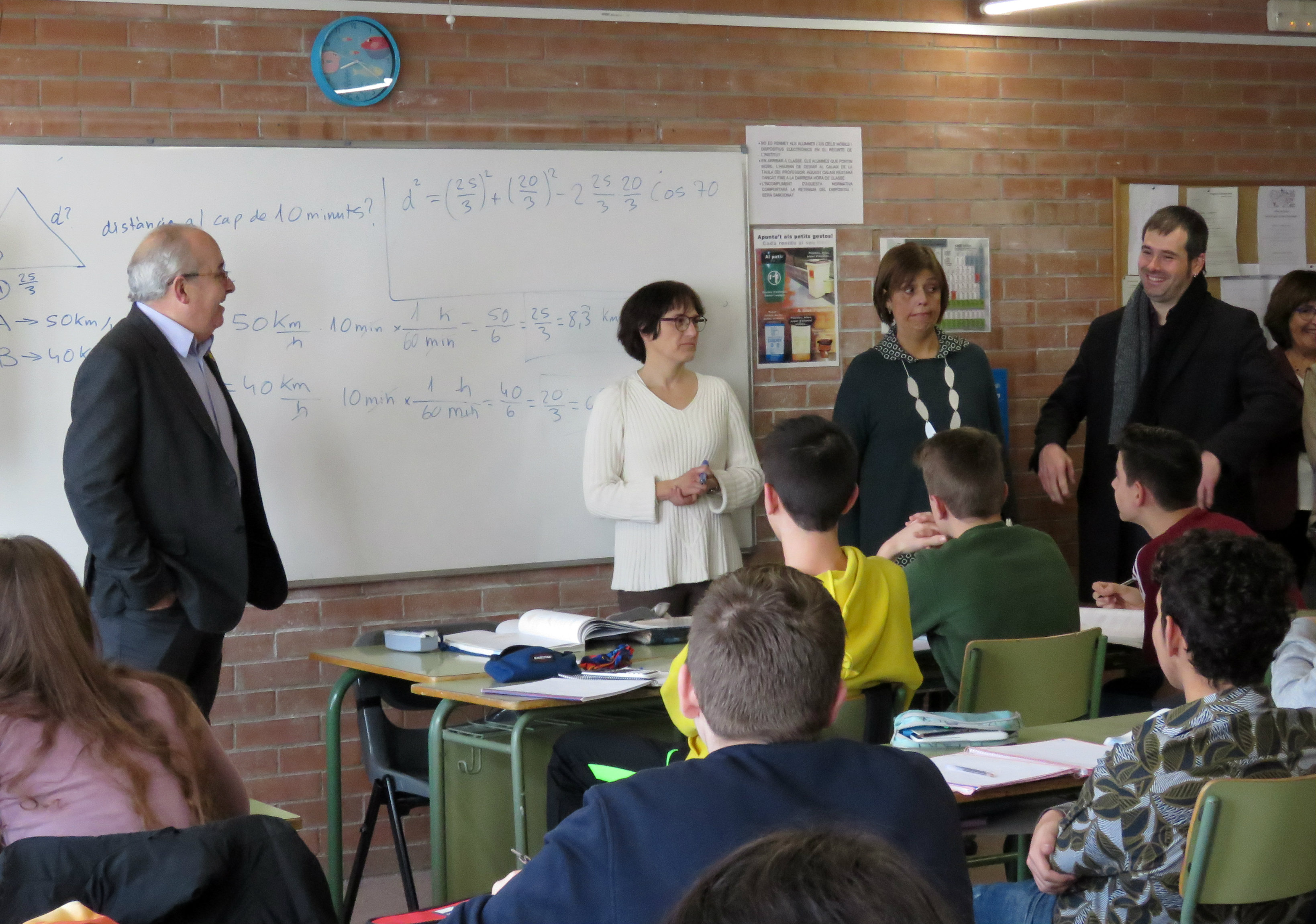 Josep Bargalló, esquerra, ha visitat diferents aules de l'institut Pere Calders
