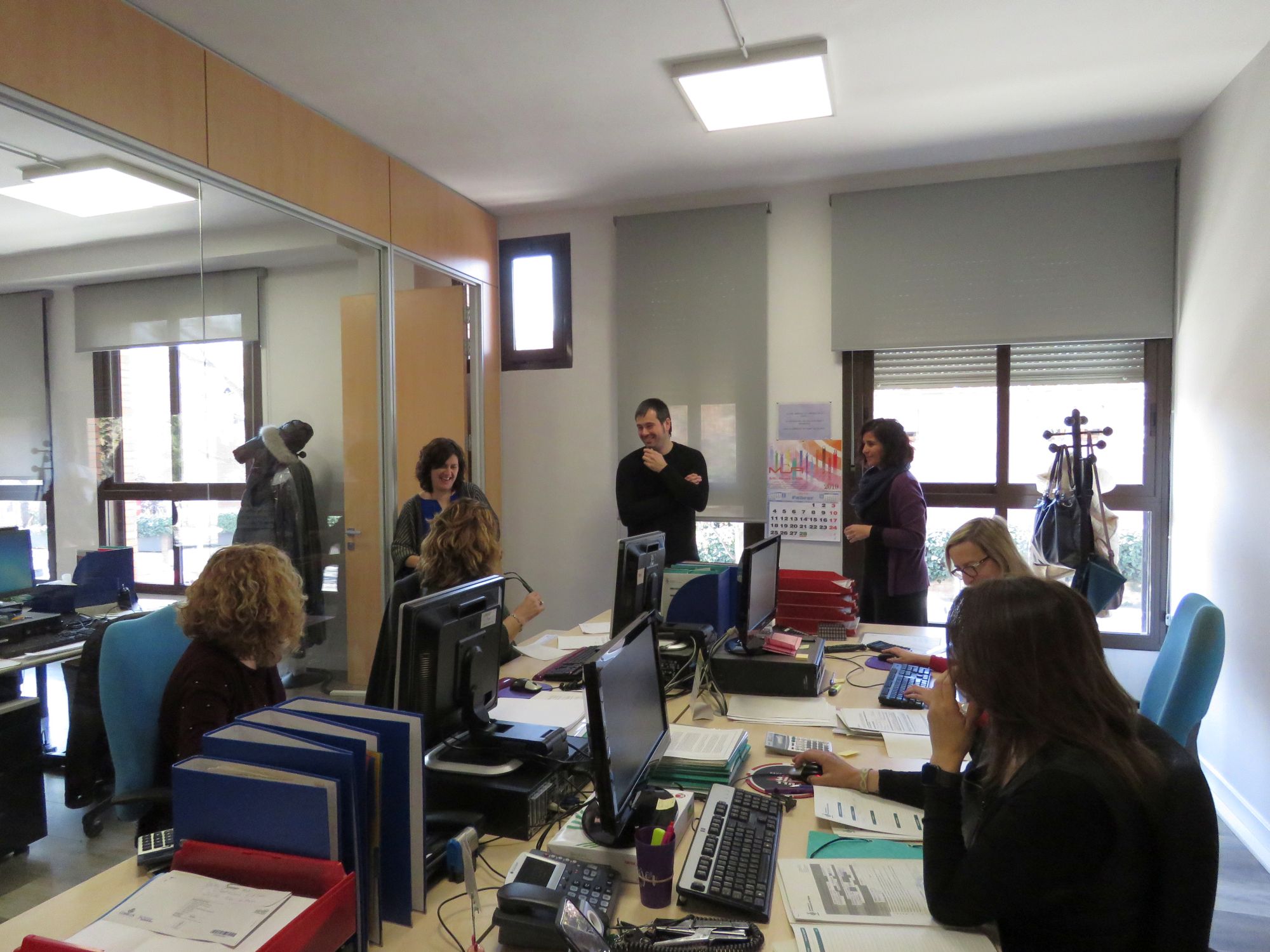 La regidora de Cultura, l'alcalde i la cap de Cultura conversen amb treballadores del servei La regidora de Cultura, l'alcalde i la cap de Cultura conversen amb treballadores del servei