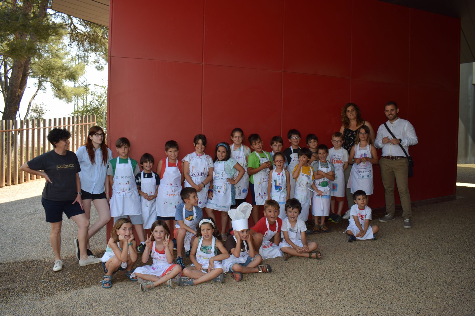 Foto dels infants i monitors del Casal d'Estiu del Museu amb l'alcalde i la regidora de Cultura