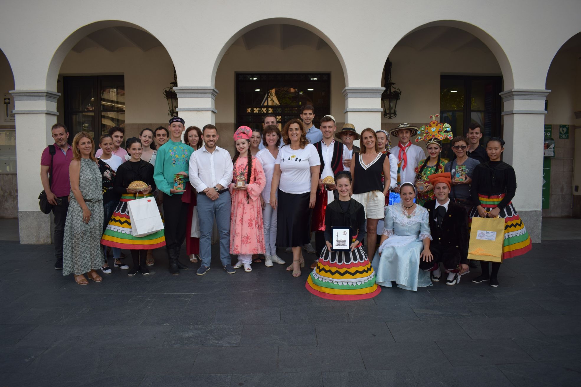 Foto de família de la recepció de la Mostra de Dansa