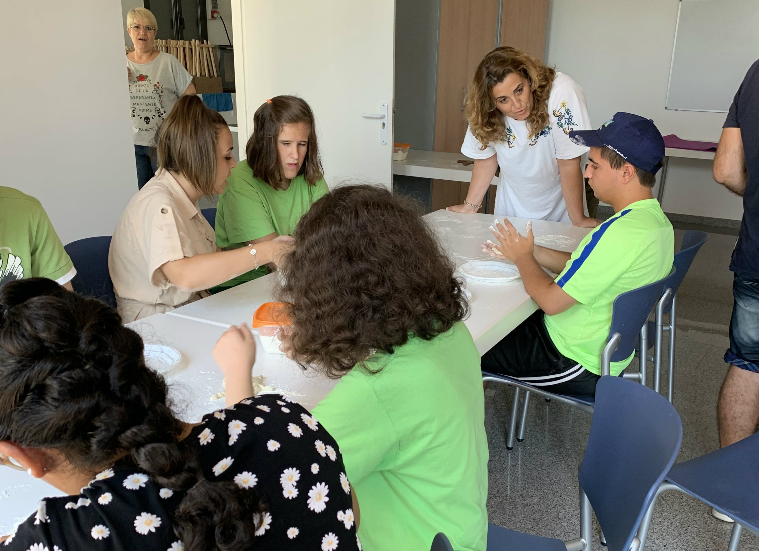 La regidora, Pepi Rivera, conversant amb un els joves participants al Casal +12