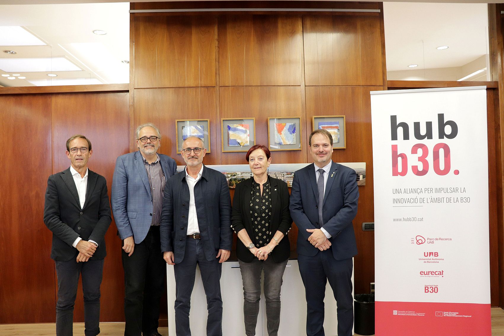 Foto de família de les persones representants de les administracions i institucions assistents a la reunió