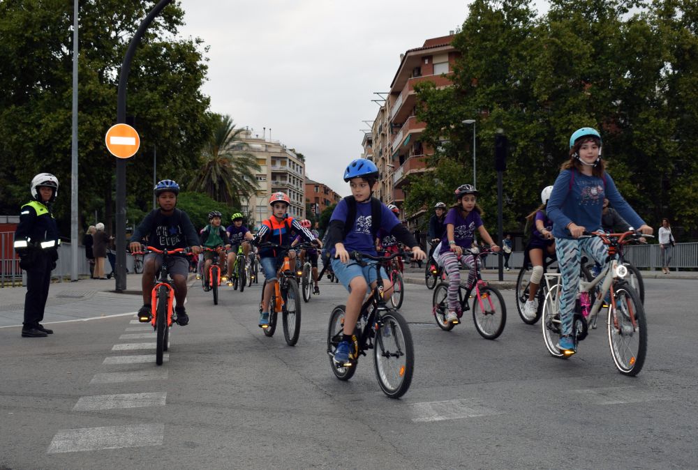 Moment de la bicicletada al seu pas per Les Fontetes