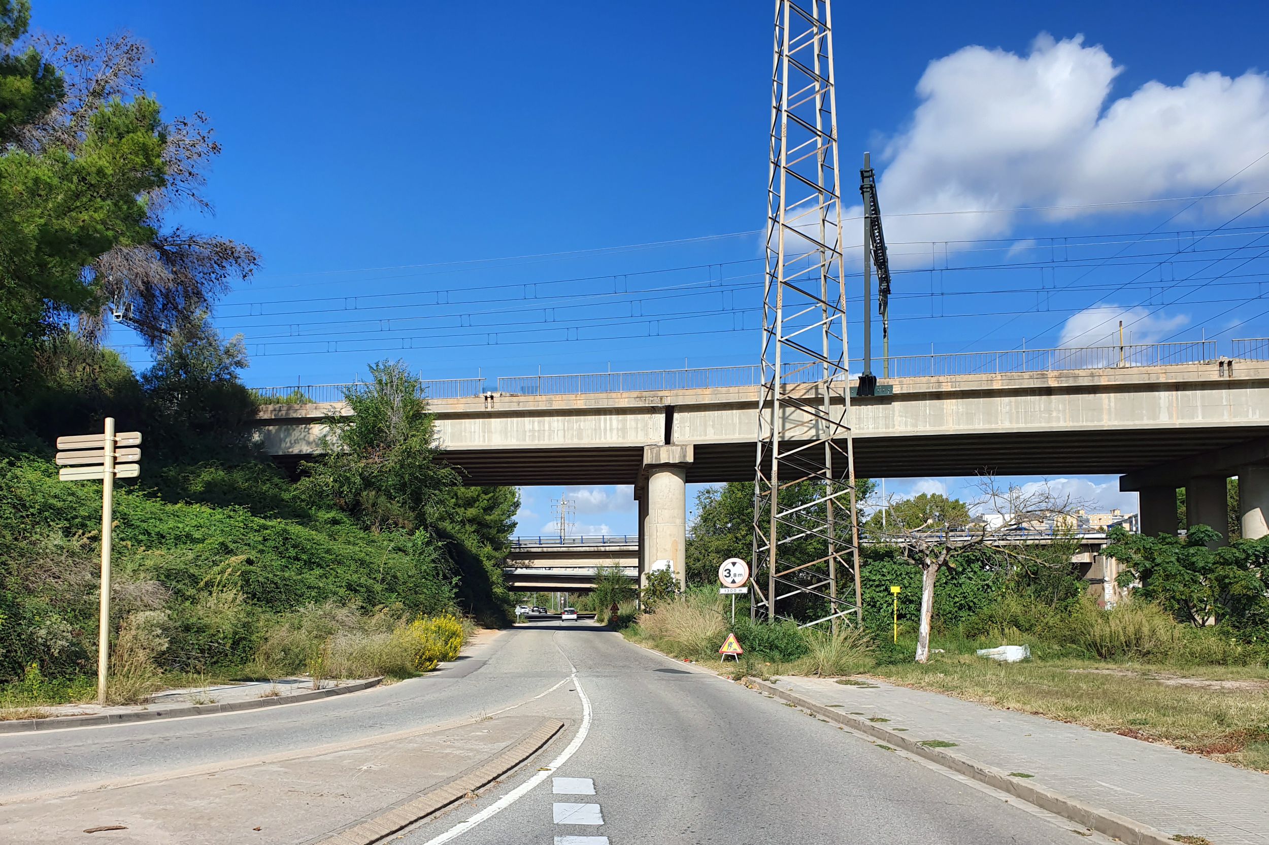 El camí per a vianants i bicicletes anirà paral·lel al vial que uneix Cerdanyola i Badia