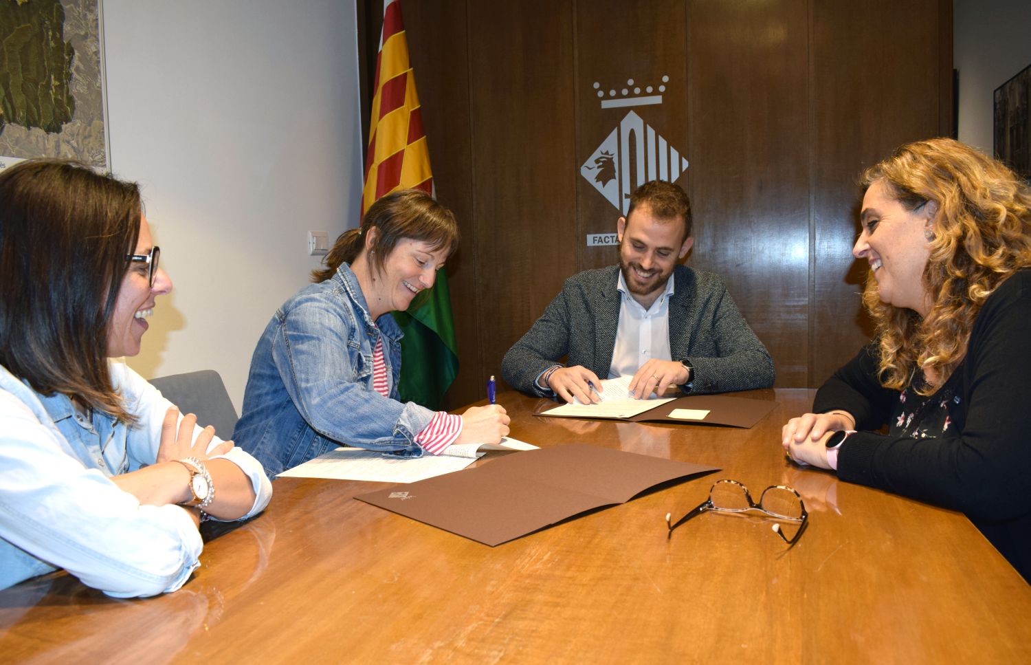 Moment de la firma del conveni entre l'Ajuntament i la Gresca