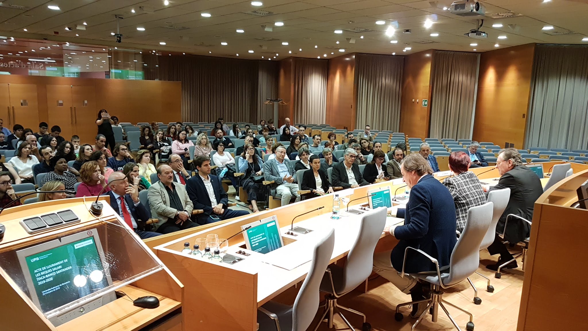 Fotografia d'un moment de l'acte de lliurament de les beques-salari