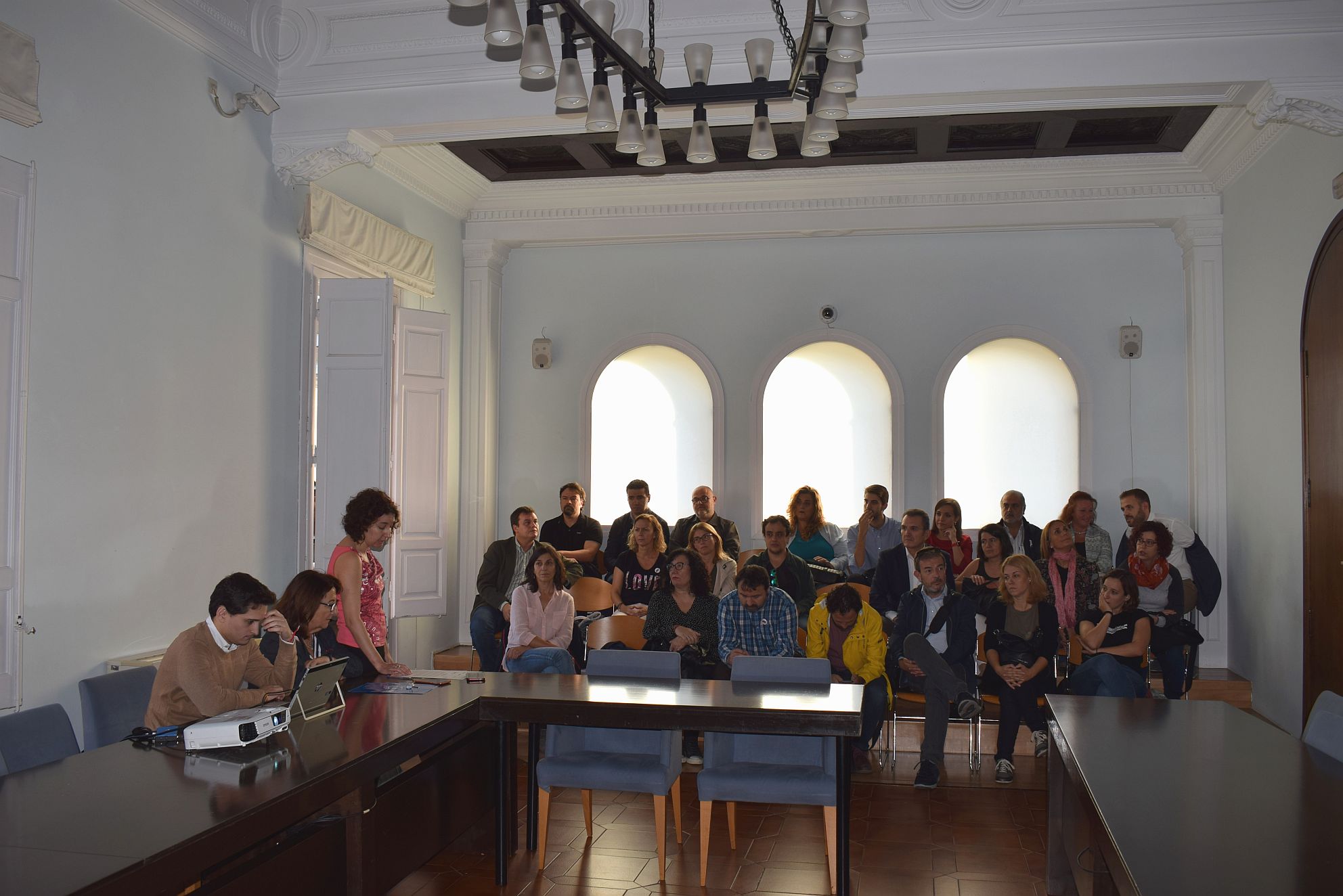 Moment del ple extraordinari per fer el sorteig de les meses electorals del 10N